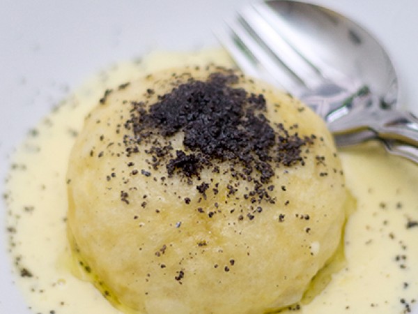 Germknödel mit Vanillesauce und Mohn